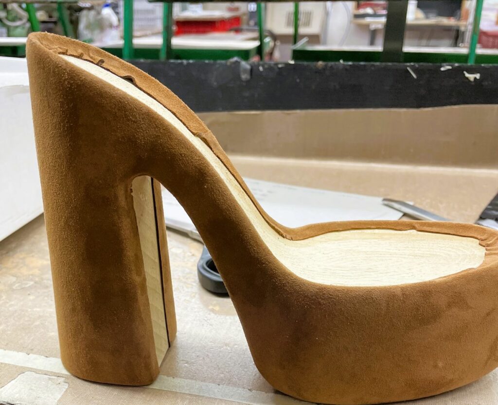 lavorazione su fondi scarpe