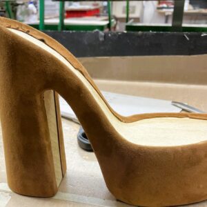 lavorazione su fondi scarpe